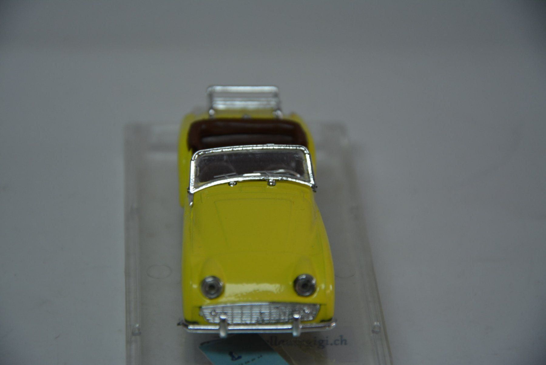 Triumph Modellini d'auto: Triumph TR3A 1958-61, Retro Vitese  1:43 – Nuovo e nell'imballaggio originale da Goldach venduto da Feivel9 3