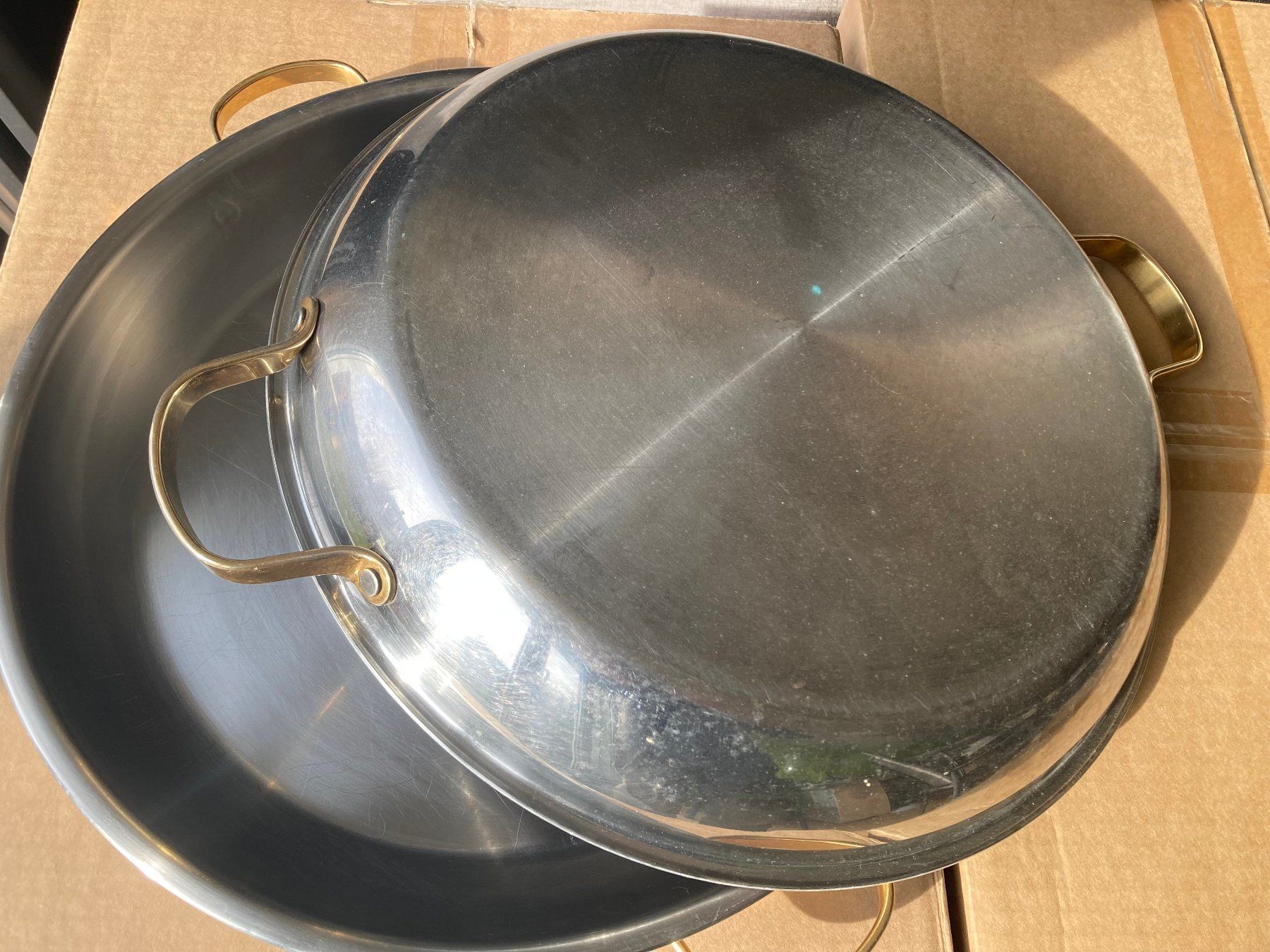 Piatti di portata: Serviceplatten Chromstahl mit goldfarbigen Griffen 2/2 – Nuovo (secondo la descrizione) da Stäfa venduto da ARCHITEKTUR-liqui 1