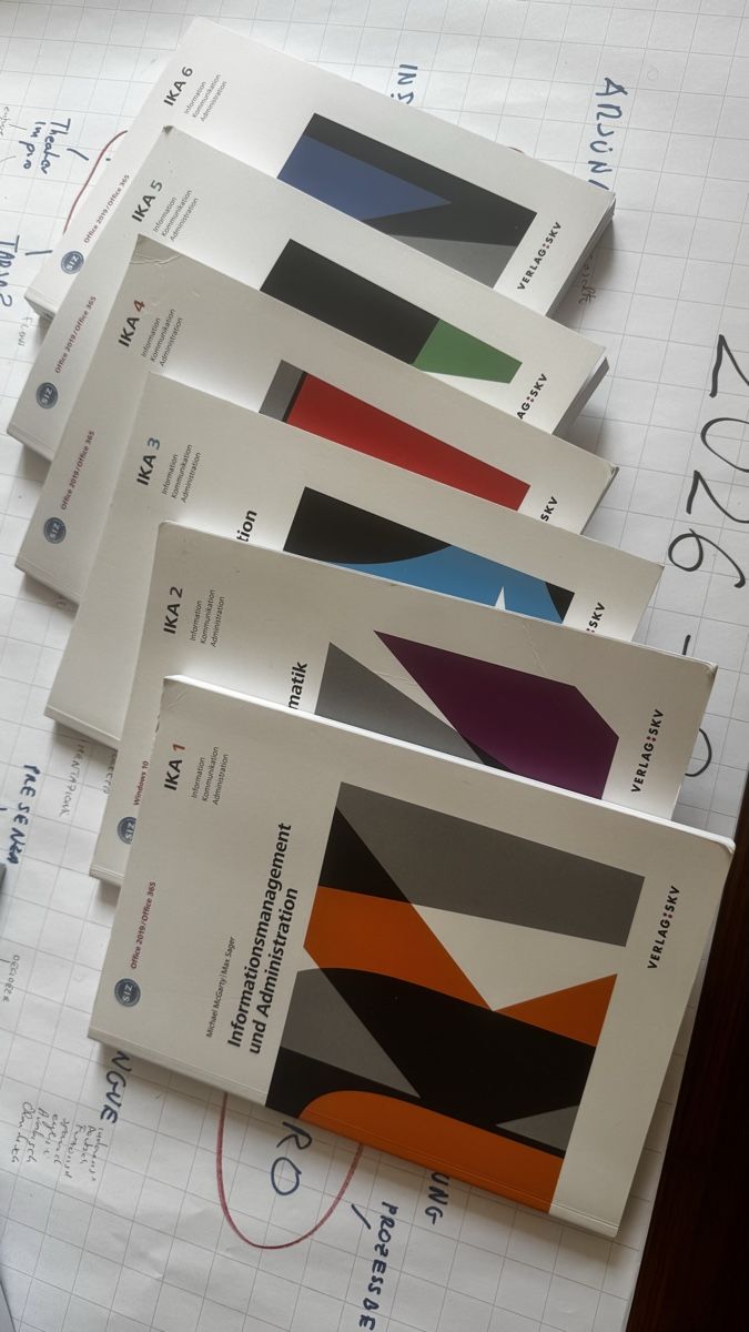Livres: Informatik Bücher für die Lehre  – D'occasion à Biel/Bienne par arj_kmv9