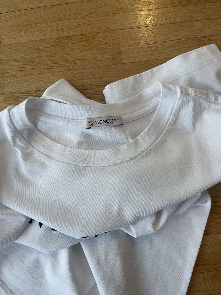 Moncler T-shirt: Moncler T-Shirt grosse S – Usato da Münchenbuchsee venduto da ana_6vx7 2