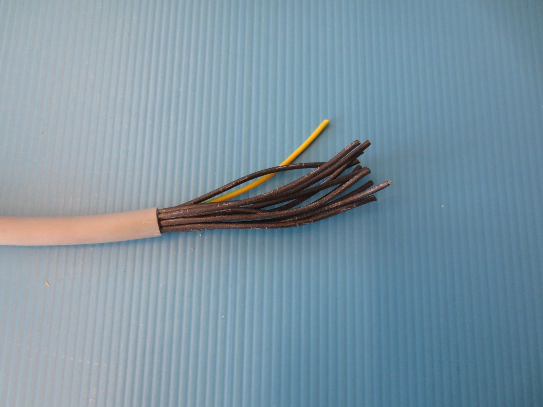Cavi: Neues PVC Kabel 12x1mm2 Flex – Usato da Sulz LU venduto da Elektrofachverkauf 1