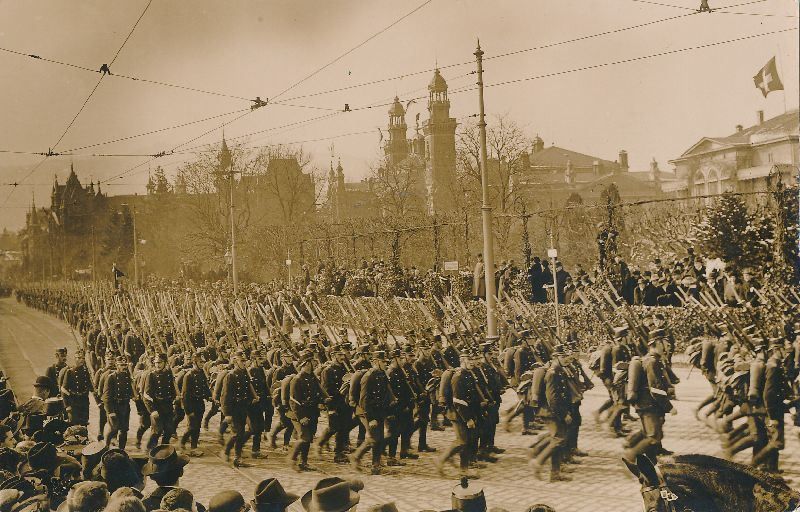 Cartoline postali: Zürich - Defilee 2 + c1915 – Usato da Emmenbrücke venduto da teestube
