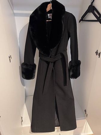 Schwarzer Mantel mit Fellbesatz  34, ideal für 36
