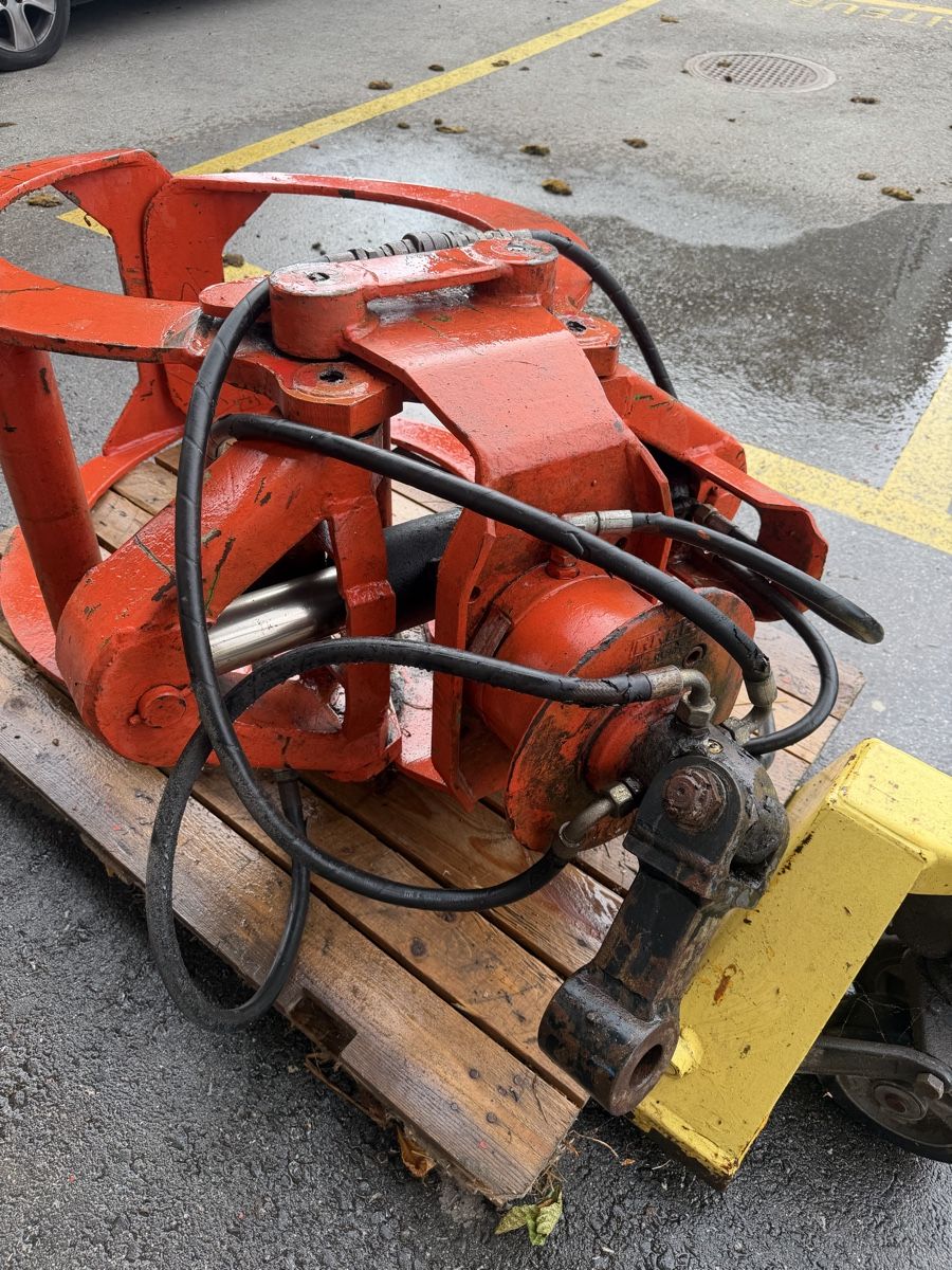 Pinze: Grappin forestier hydraulique rotator – Usato da Montagny-les-Monts venduto da Leo.Geni 3