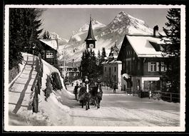 AK Arosa, Straßenpartie mit Kirchturm und Pferdeschlitten