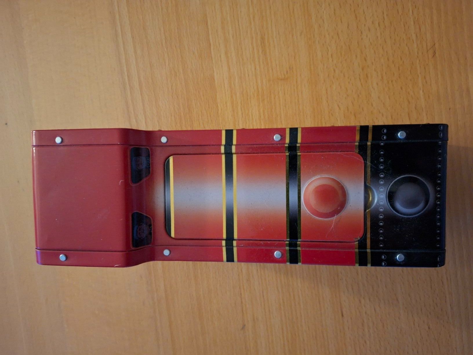 Tutte le decorazioni: Coole rote Blechdose in Form einer Lokomotive "Red Rocket" – Usato da Fehraltorf venduto da Vakael 1