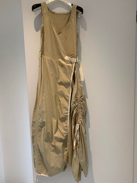 Ba&Sh Kleider: Robe d'été beige drapée de BA&SH – Neu (gemäss Beschreibung) aus St-Aubin-Sauges von Juliezan