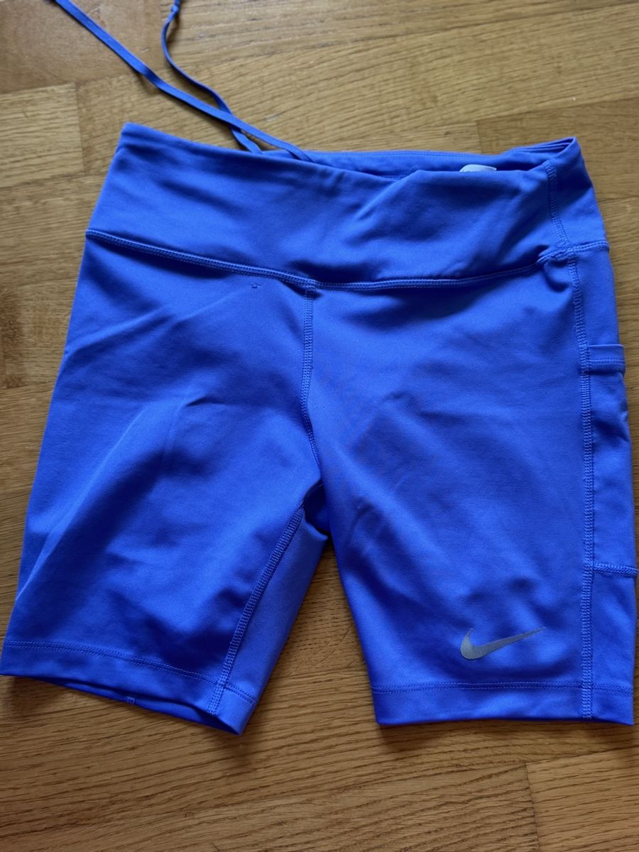 Nike Leggings: Nike running short leggings purple S – Gebraucht aus Männedorf von Isa88fashion