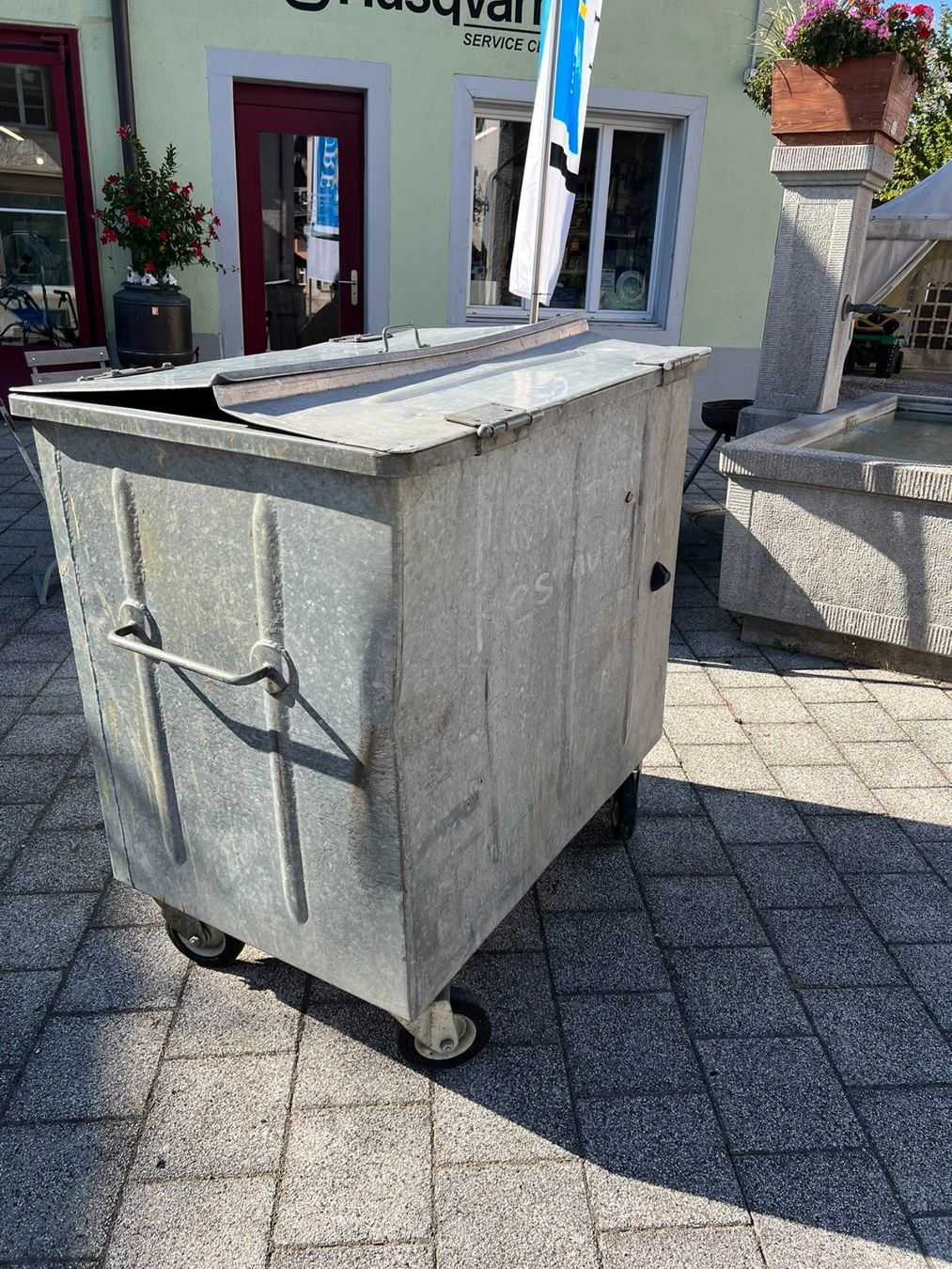 Altro per Ufficio & Commercio: Abfallcontainer Metall verzinkt mit Rädern – Usato da Russikon venduto da proxilia