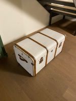 Weisse Koffertruhe, weiss gestrichen matt