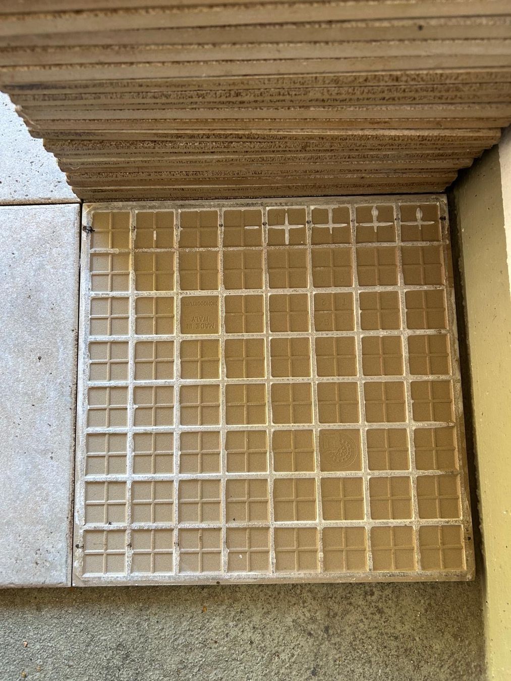 Rivestimenti per pavimenti: 28 Bodenplatten beige 30.5x30.5 – Nuovo (secondo la descrizione) da Bergdietikon venduto da EnKaSaLe 2