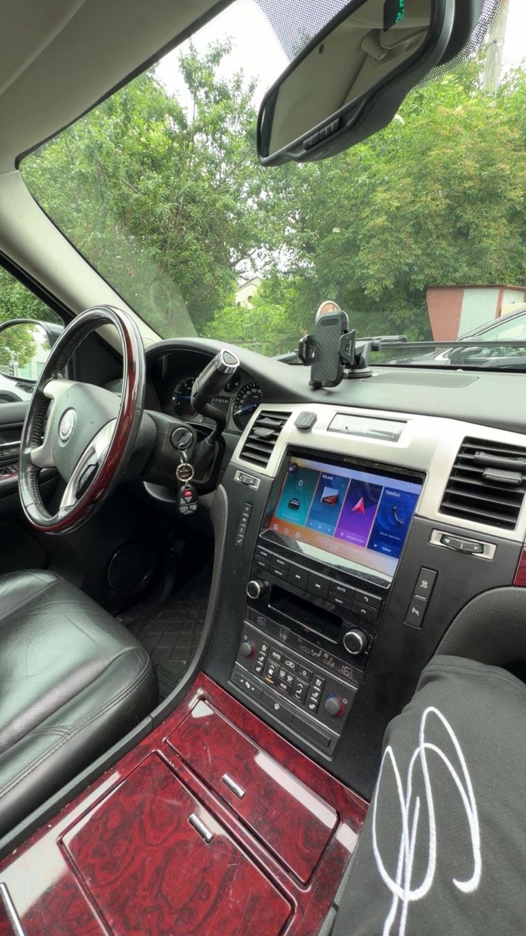 Autos: Cadillac escalade 6.2 V8 – D'occasion à biel-bienne par Sekiz 5