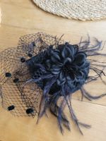 Fascinator schwarz Blume Federn Schleier Haarkamm neuwertig