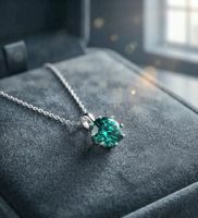 Zeitlose Halskette mit Swarovski Steinen Anhänger- Neu