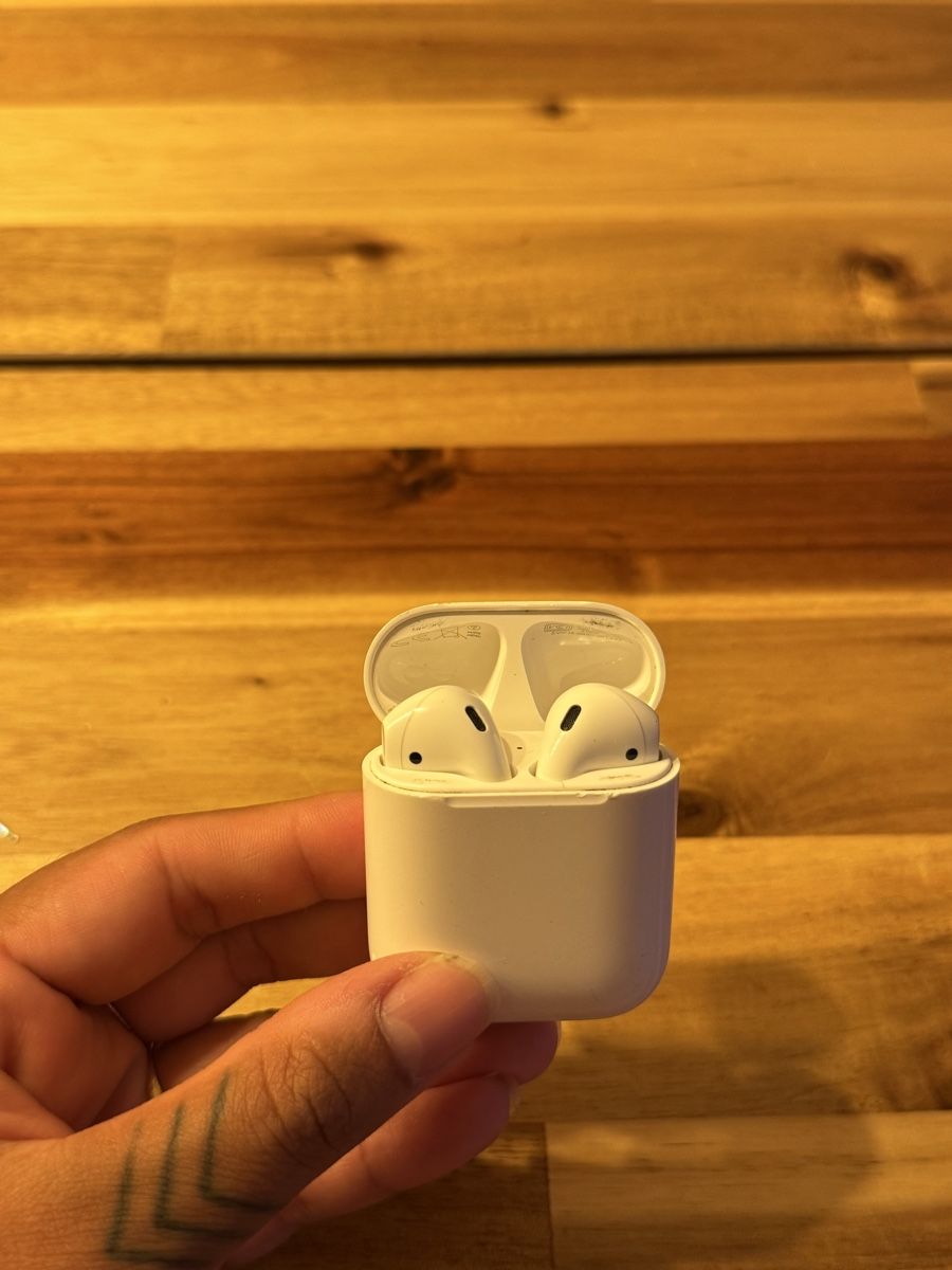 Apple Casques audio: Apple AirPods 2. Generation mit Ladecase weiss – D'occasion à Wabern par ama_kp7r