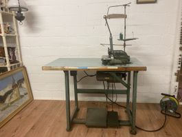 Industrie Nähmaschine Overlock mit Tisch - Vintage Style