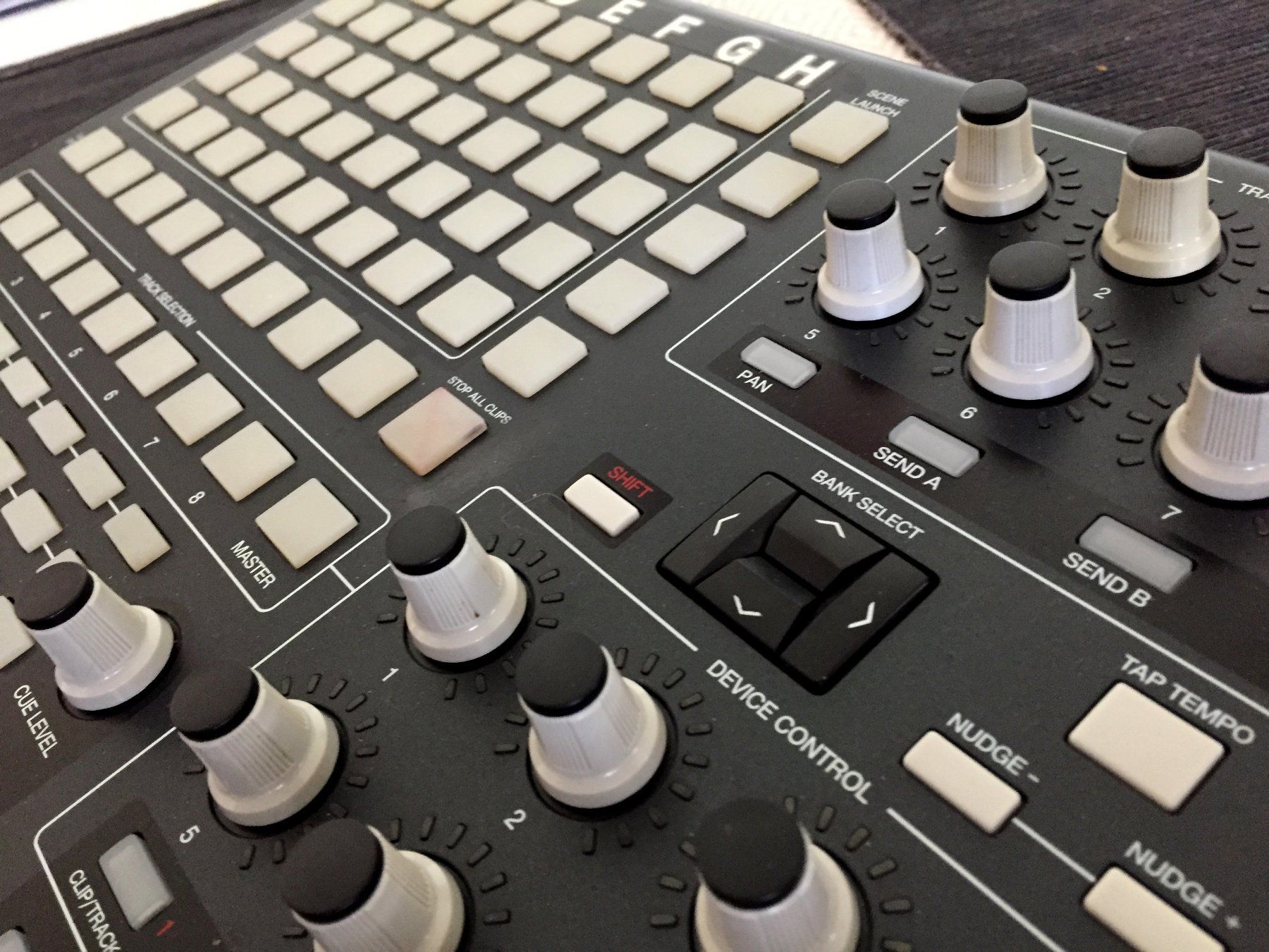 Akai Studioequipment: AKAI APC 40 midi usb controller Ableton – Gebraucht aus Lausanne von  5