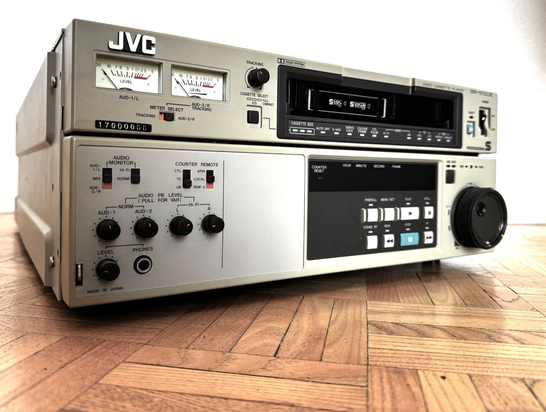 JVC Registratori: JVC BR-S522E Professional S-VHS Editing Video Player for rep – Usato da Zürich venduto da Tapehead