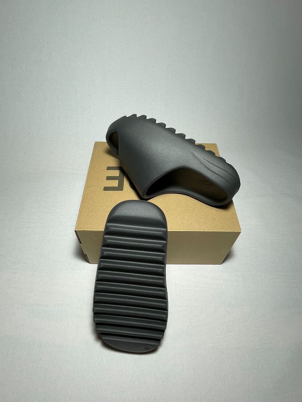 Adidas Scarpe da uomo: Adidas Yeezy Slide Onyx 38 – Nuovo e nell'imballaggio originale da Freidorf TG venduto da kickznlacez 1