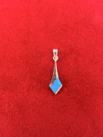 Geometrischer Anhänger aus 925 Silber mit blauem Stein-Inlay