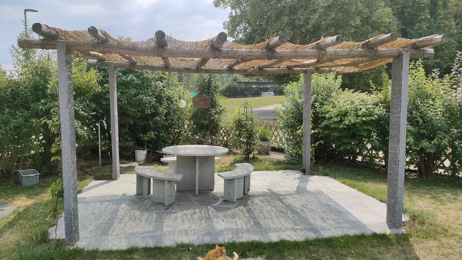 Tables: Granittisch mit 3 Sitzbank rund – D'occasion à Niederrohrdorf par Rest77 1