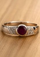 18 Karat Goldring 750 mit Rubin und Diamantbesatz – Gr. 50