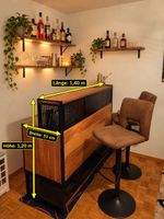 Hausbar aus Akazienholz mit zwei Barstühlen