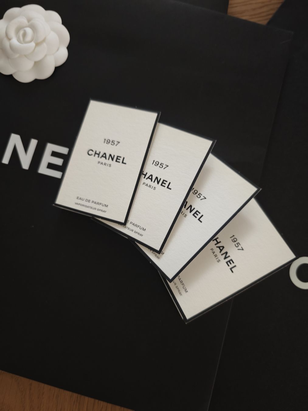 Chanel Borse: CHANEL Papiertaschen & 4 Parfum Minis 1957 – Nuovo (secondo la descrizione) da Erlenbach ZH venduto da nlh 1