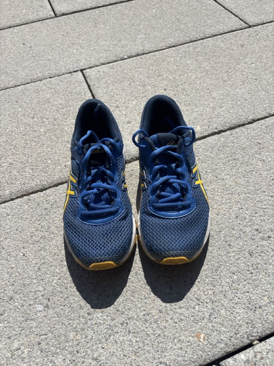 Asics Chaussures garçon: Asics Turnschuhe, Grösse 37.5 – D'occasion à Wohlen AG par Michi761
