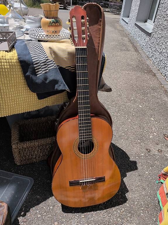 Strumenti musicali: Gitarre – Usato da Basel venduto da Furnitina