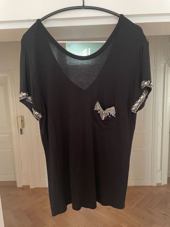 Schwarzes T-Shirt mit Applikationen