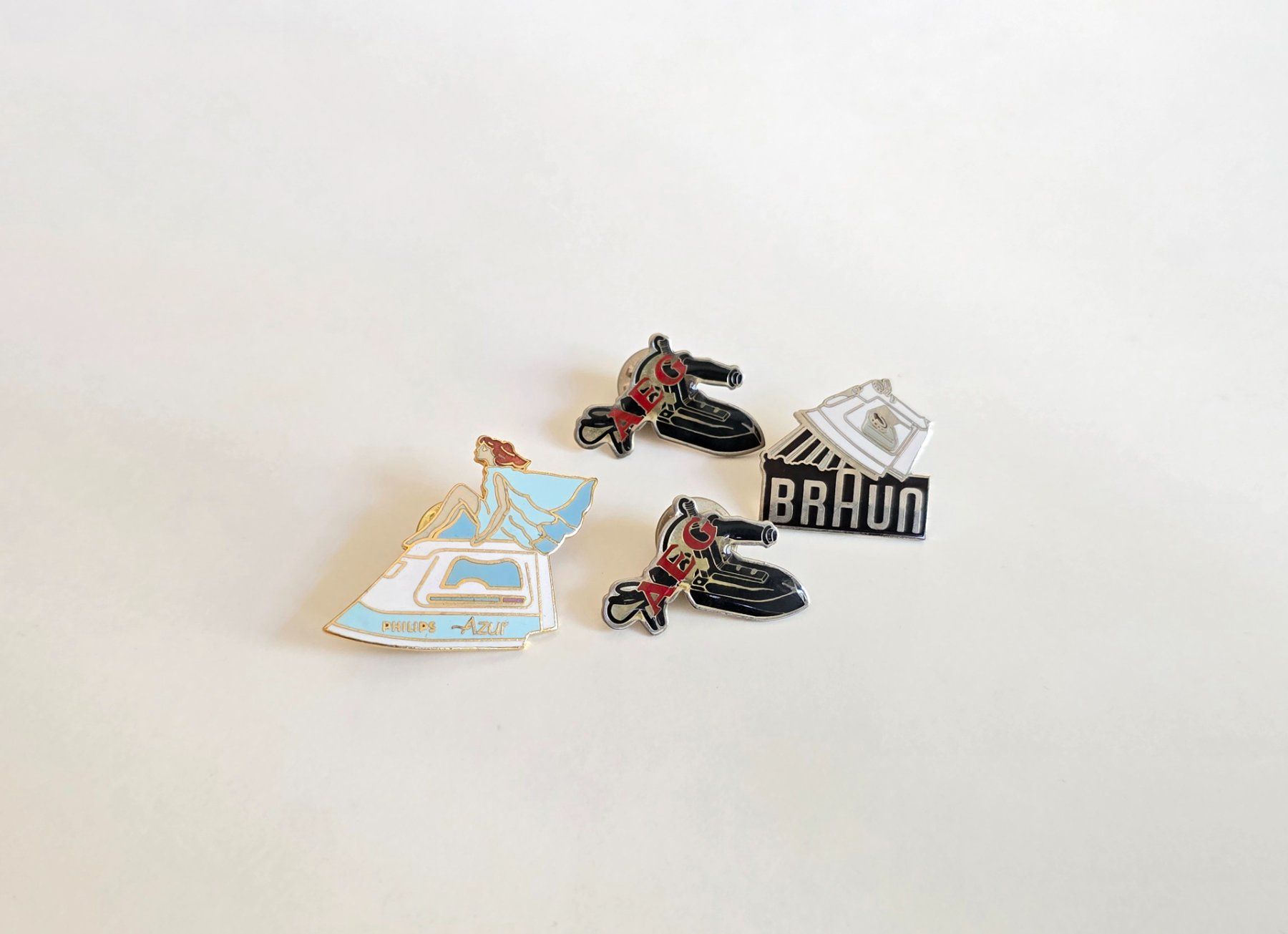 Placchette & Badge: 4 Pins Bügeleisen – Usato da Dättlikon venduto da Wundertuete_