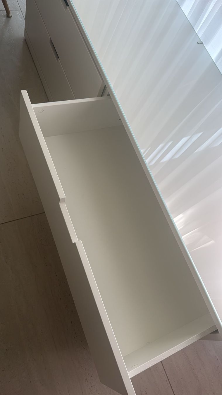 Ikea Cassettiere: Kommodemit Glasplatte IKEA – Usato da Zwillikon venduto da Melisamenoska 1
