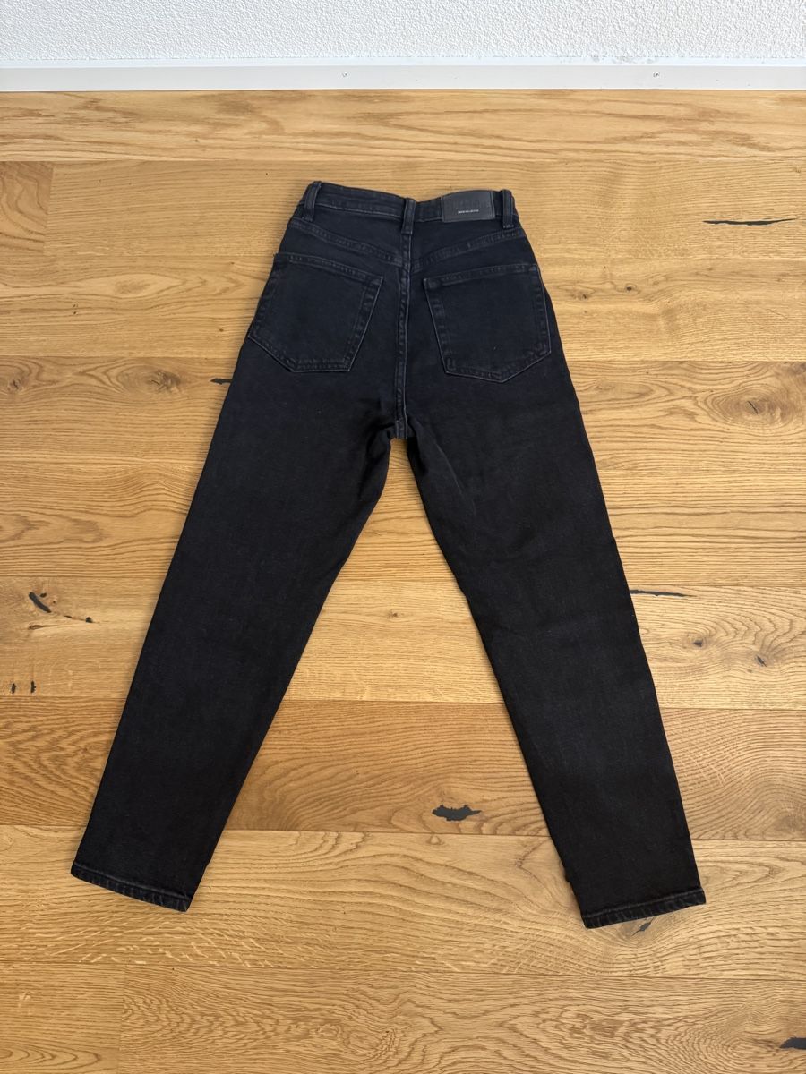 Bershka Jeans: Schwarze Bershka Mom Jeans, Gr. 32 – Gebraucht aus Bern von fab_tx65 1
