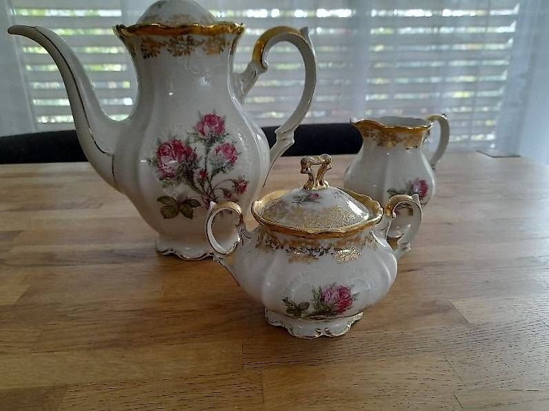 Set di piatti: Kaffeeservice Mitterteich Bavaria mit Goldrand – Usato da Bern venduto da Acdia