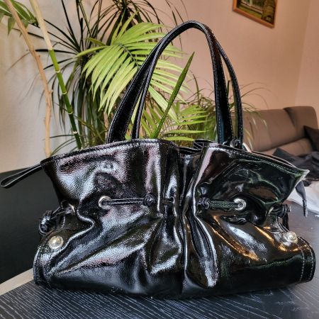 Sac Coccinelle, cuir verni, noir.