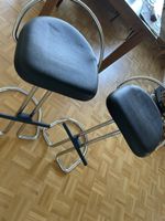 Zwei Barhocker. Chromstahl/Schwarz von Interio.