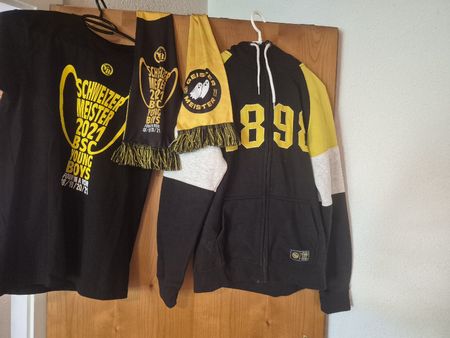 YOUNG BOYS Fanartikel Sammlung: Meistershirt+ Jacke + Schal