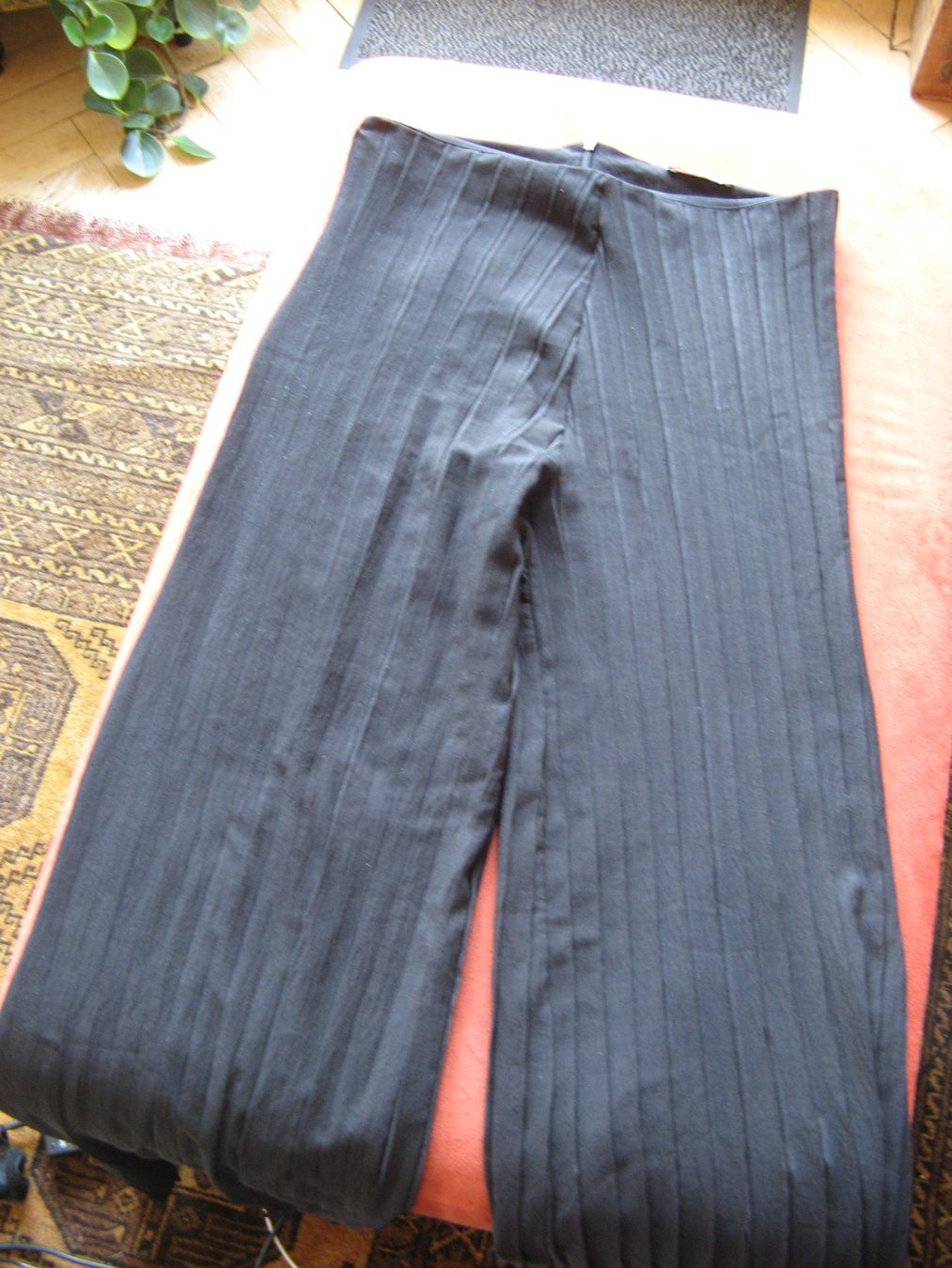 Zara Pantaloni: schwarze Falten Hose Gr. M Zara – Usato da Zürich venduto da apil 6