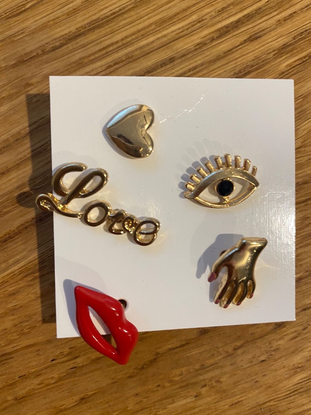 Plaquettes & Badges: Pins 5er Set goldig – Neuf (Voir description) à Seewen SO par HappyHappyHappy