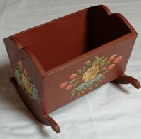 Spielzeug: alte Puppenwiege, Holz handbemalt, 17x16x13 cm