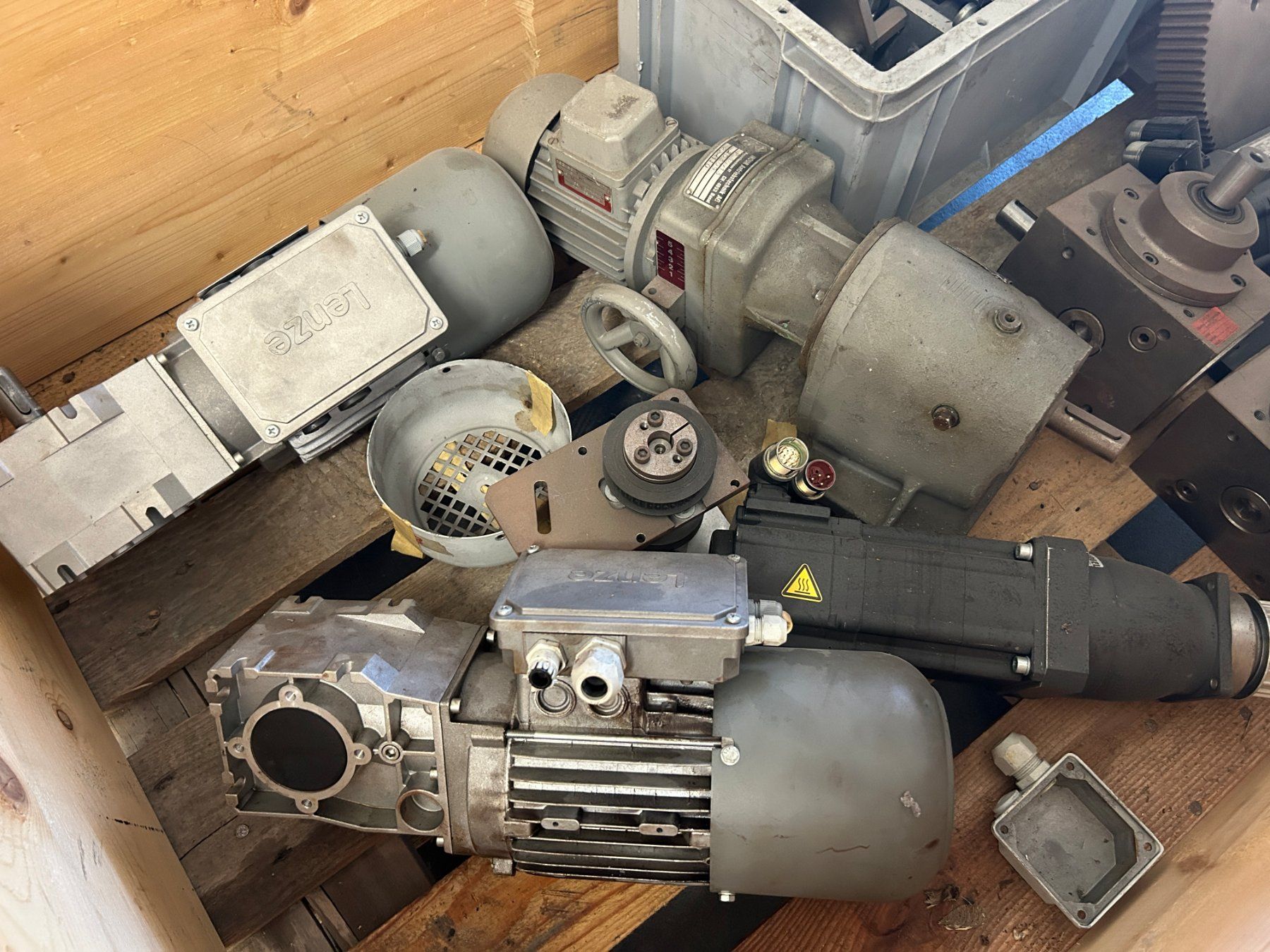 Moteurs: Posten Getriebe Motore – D'occasion à Zofingen par Maschinenfabrik 1