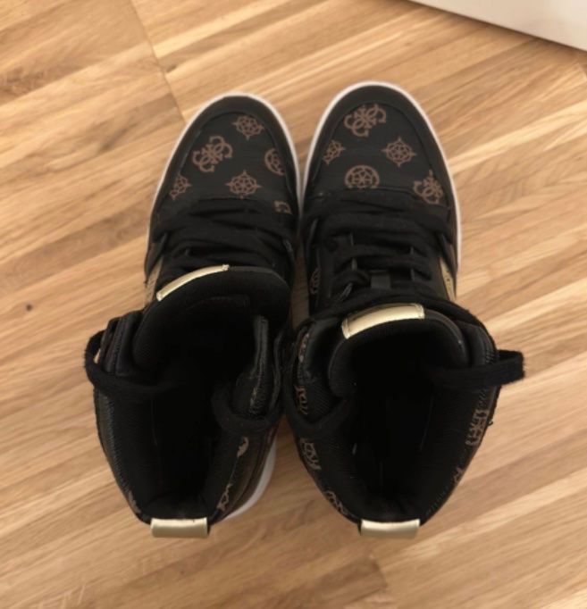 Guess Damenschuhe: Neuwerige Guess Sneaker Damen Gr. 37 – Neu (gemäss Beschreibung) aus Zürich von man_ks2t 2