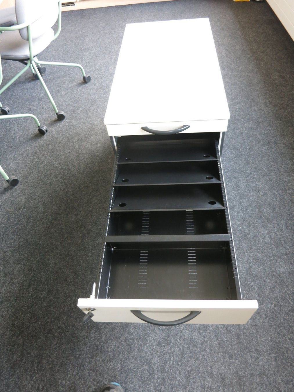 Banconi: 4 Rollcontainer mit 3 Schubladen, Rollen und Hängemappen – Usato da Zizers venduto da powercondens 5