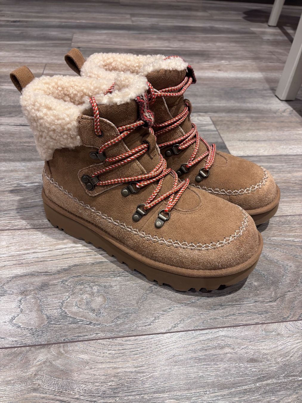 Ugg Damenschuhe: Ugg Classic Alpine Lace Up – Gebraucht aus Grund b. Gstaad von chantule01 2