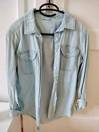 hellblaues Jeanshemd