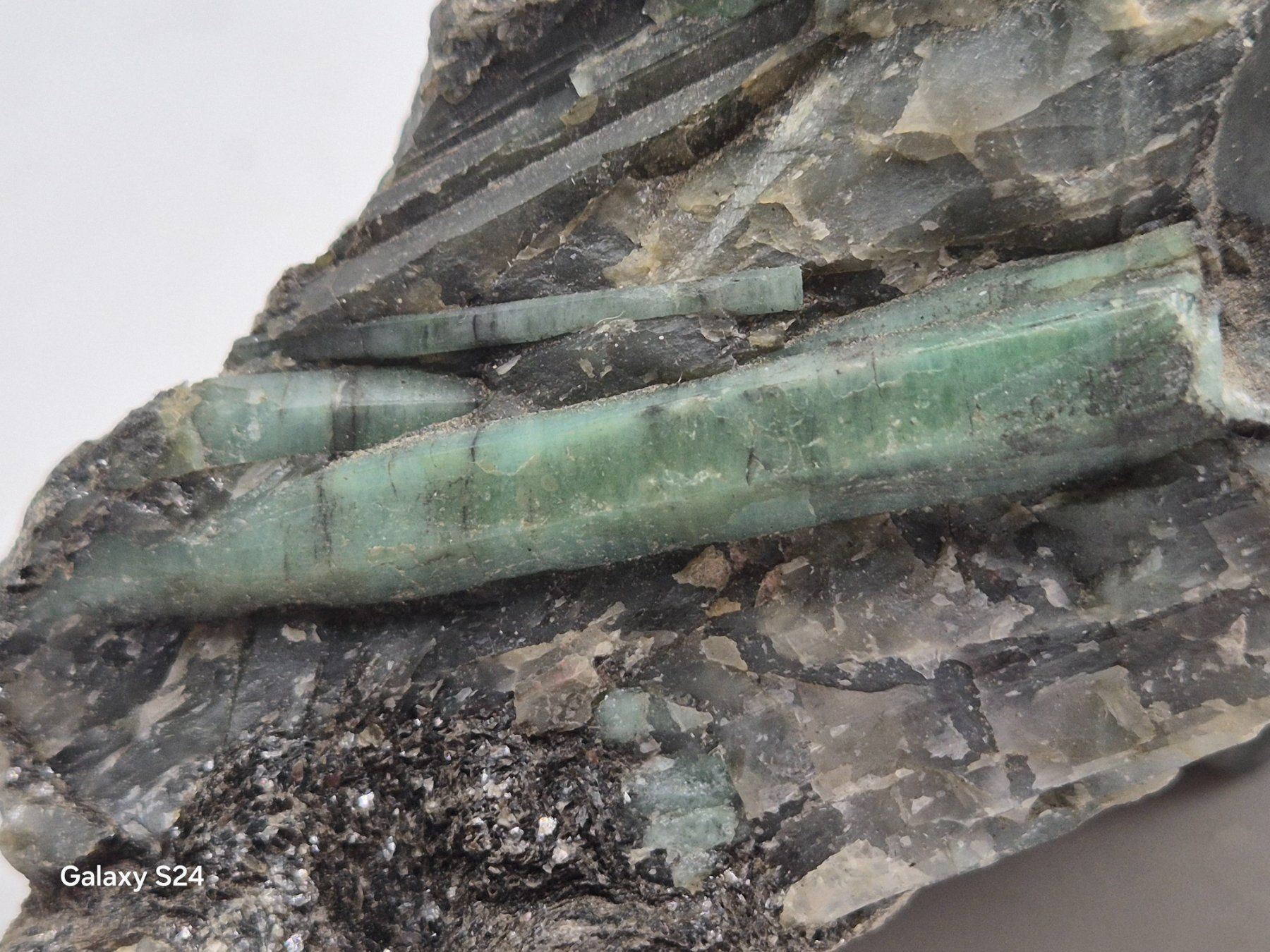 Minerali & Pietre curative: Smaragd roh in Muttergestein (270) – Nuovo e nell'imballaggio originale da Winterthur venduto da LukasMineralienOase