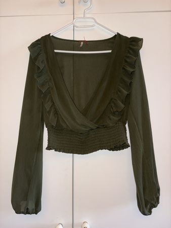 Wickelbluse olivgrün mit Smockbund Taille