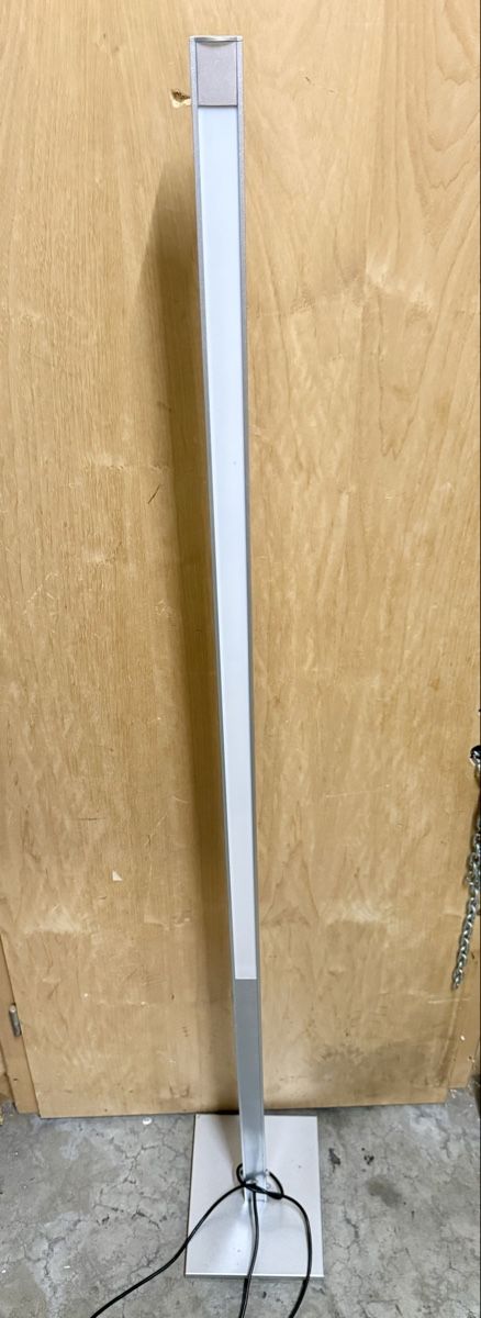 Lampen: Modern Design Floor Lamp, Silver Finish, Excellent Condition – Gebraucht aus Lausanne von vas_cdb2 2