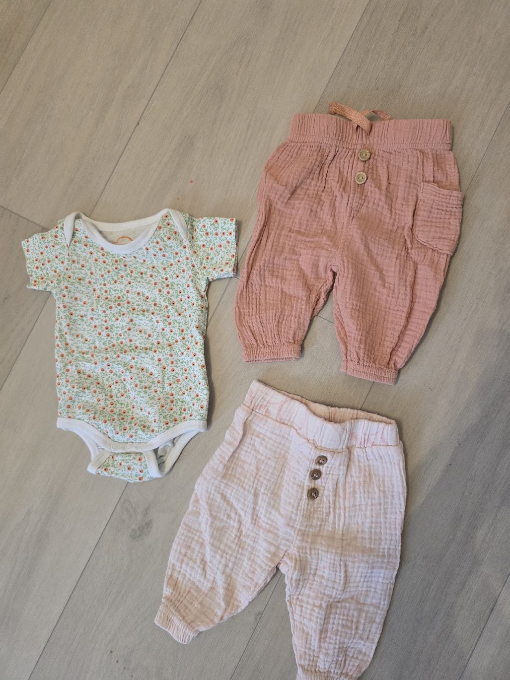Lotti & Set di vestiti: 3 Set 50/56 (Nr 35) – Usato da schlattingen venduto da Sprongebob
